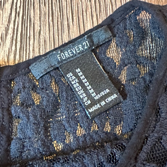 Very pretty Forever 21 Top - Picture 3 of 3